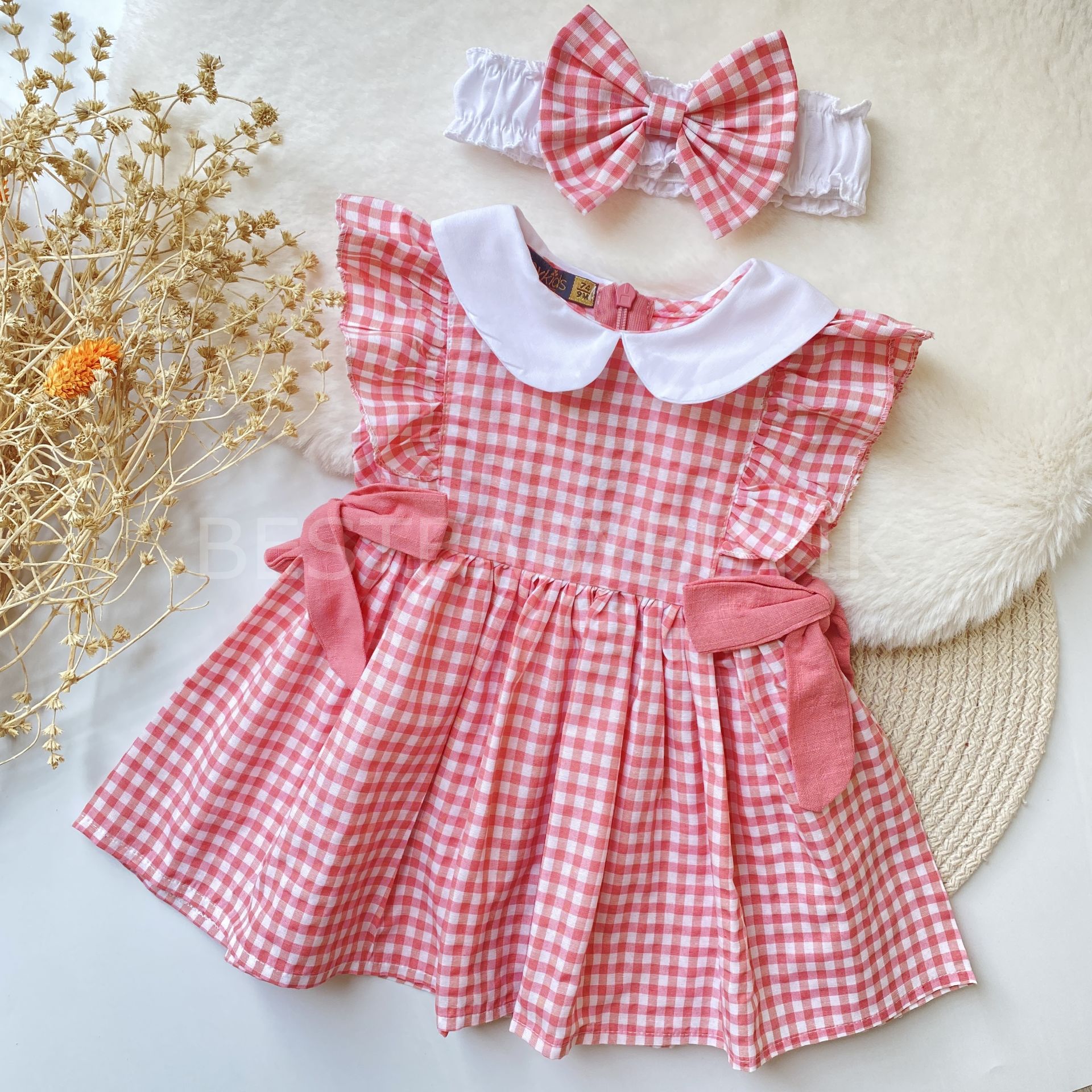 MARİA BEBE YAKA YANDAN KURDALE DETAYLI PEMBE PÖTİKARE ELBİSE VE BANDANASI