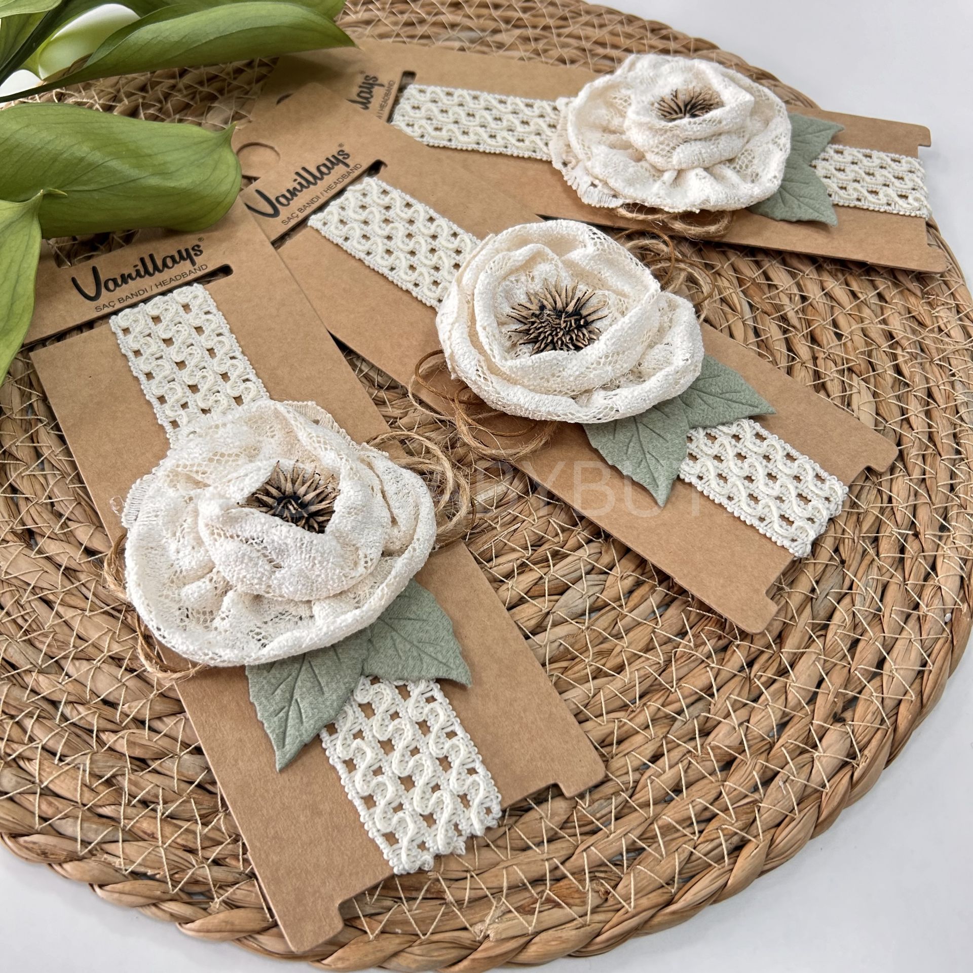 GÜL DETAYLI YAPRAKLI BANDANA