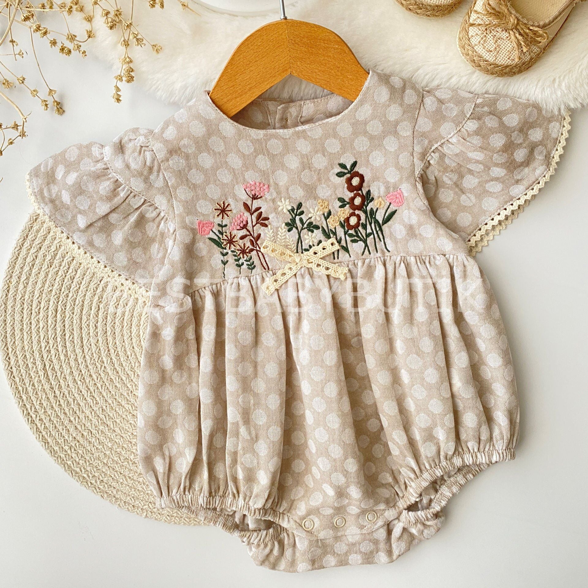 Çiçek Nakışlı Fırfır Kol Benekli Romper 3-6 AY