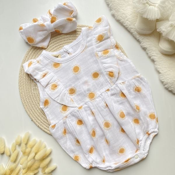 GÜNEŞ DETAYLI MÜSLİN ROMPER VE FİYONKLU BANDANA