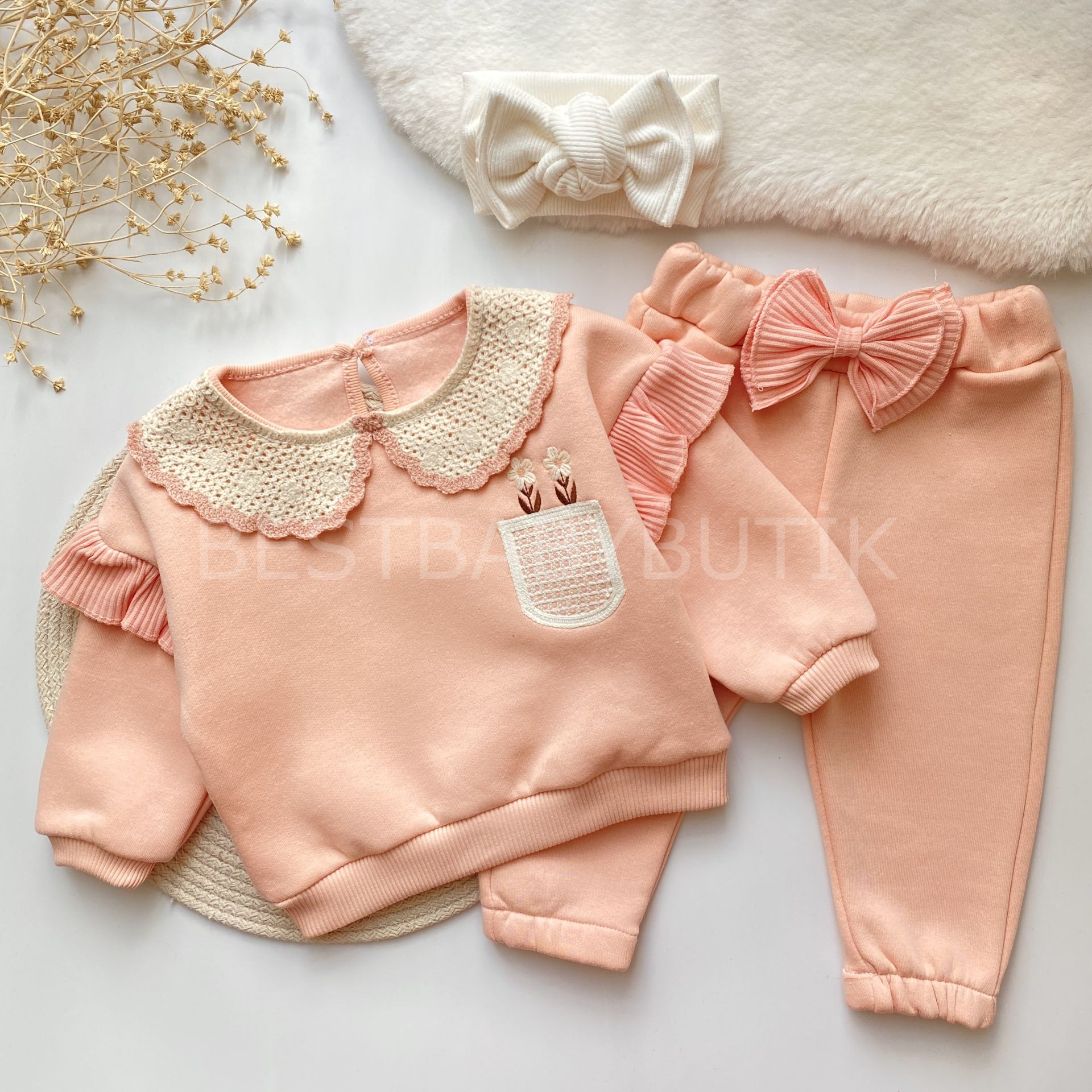 FİONA BEBEK YAKA DETAYLI ÇİÇEK NAKIŞLI ŞARDONLU KIŞLIK 2’Lİ ALT ÜST TAKIM