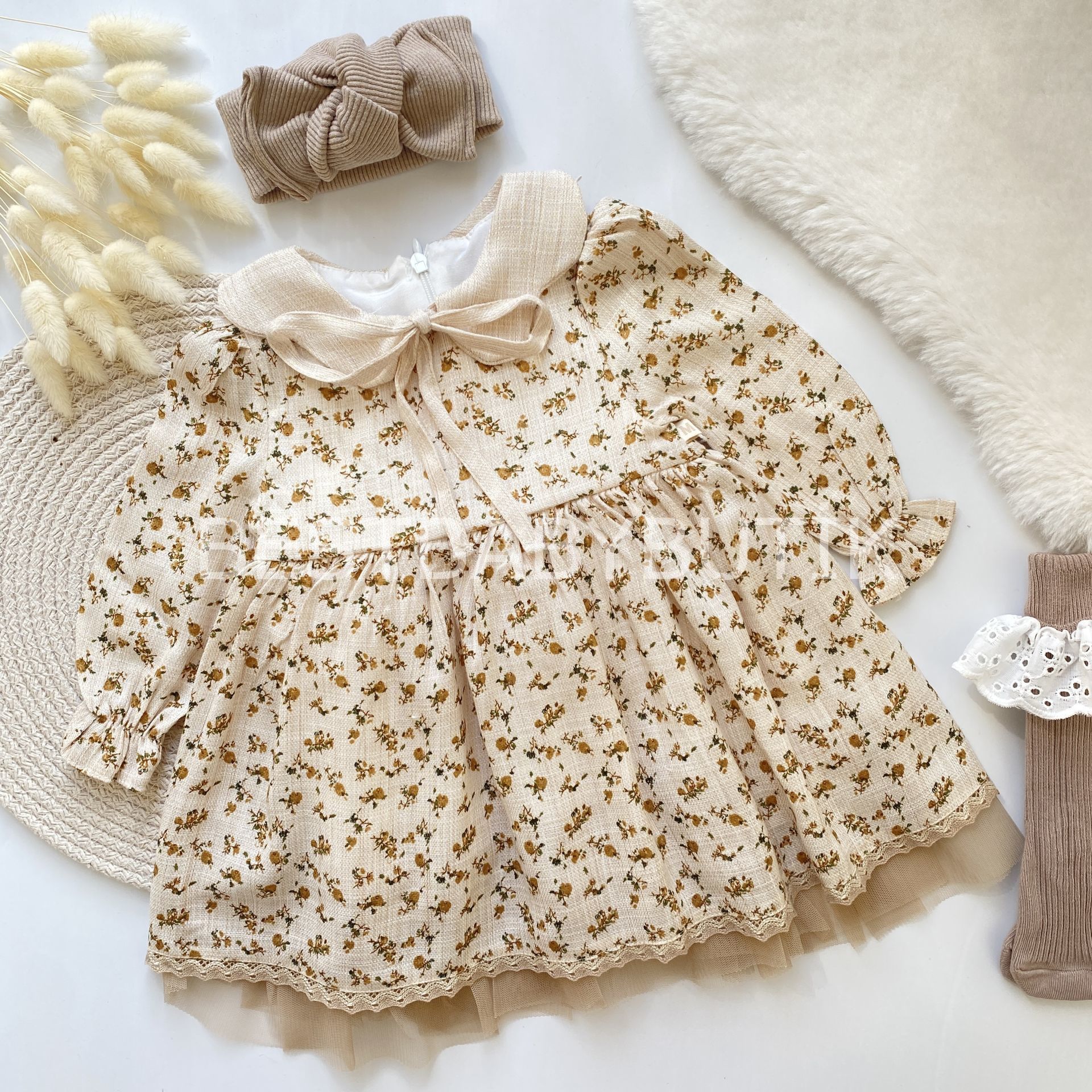PERA ÇITIR ÇİÇEKLİ BEBE YAKA TÜTÜ DETAYLI ELBİSE