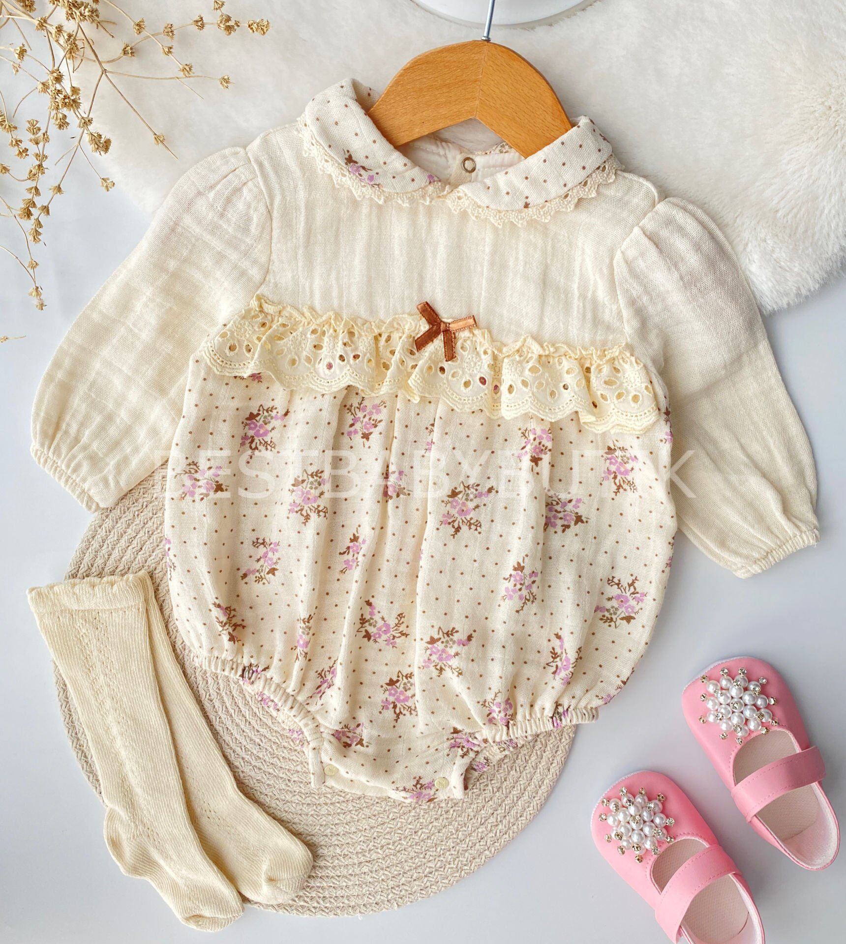 Lulu Pamuklu Müslin Dantel Detaylı Çoraplı Kız Bebek Romper