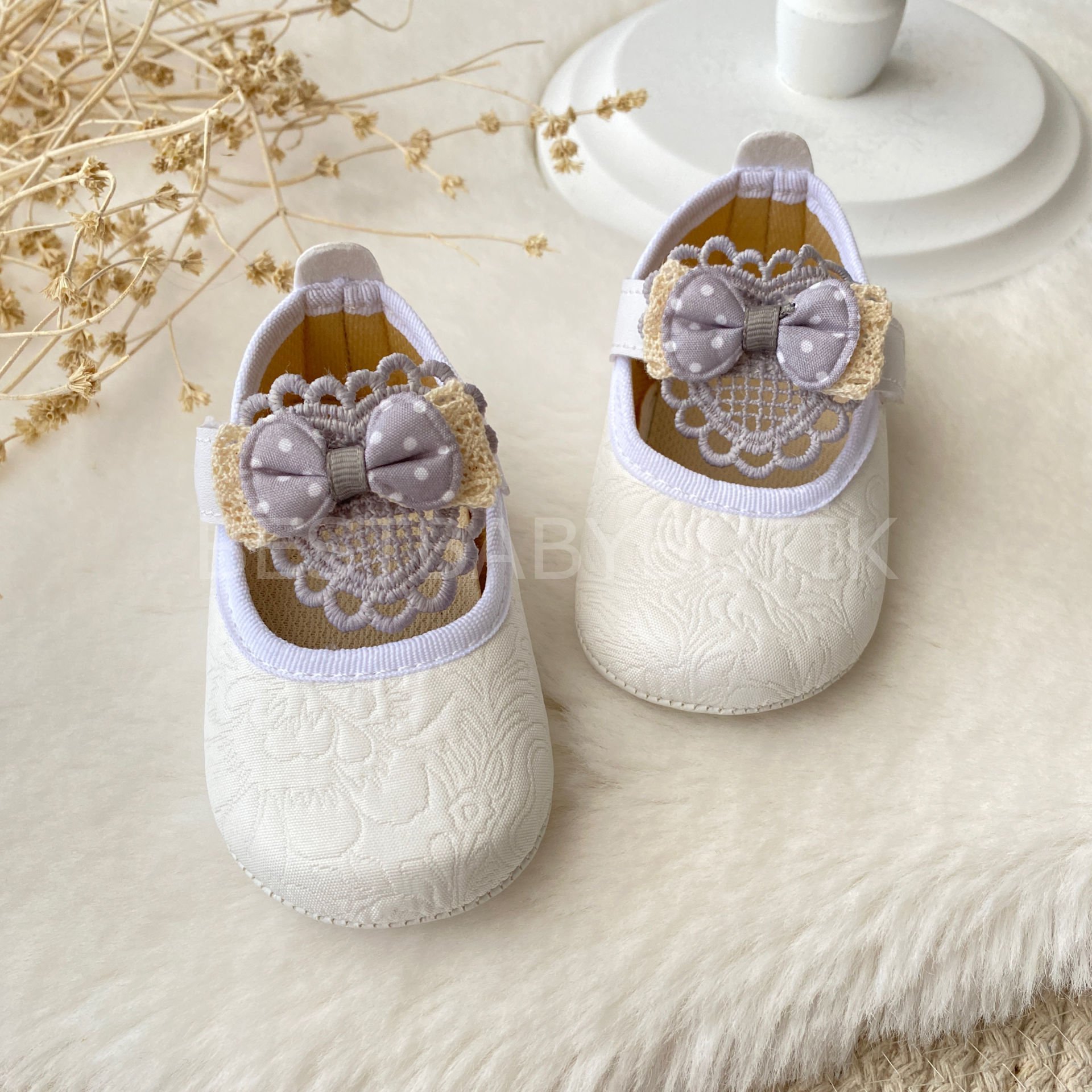 Kurdaleli Beyaz Ayakkabı