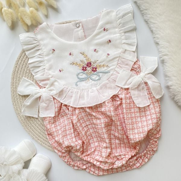 LADY KURDALE DETAYLI ÇİÇEK İŞLEMELİ EKOSE ROMPER