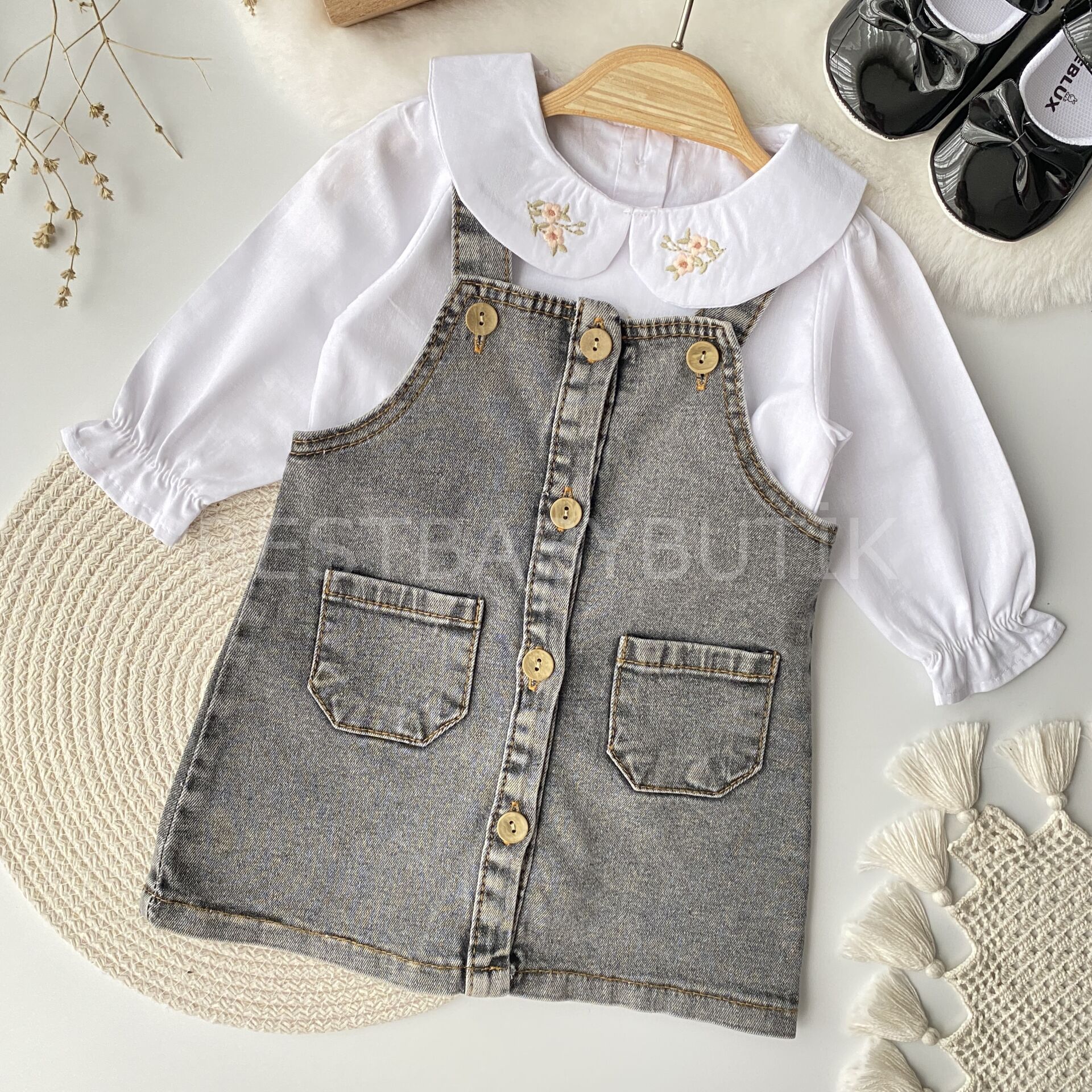 Mihra Gömleği Çiçek Nakışlı Kot Salopet Elbise