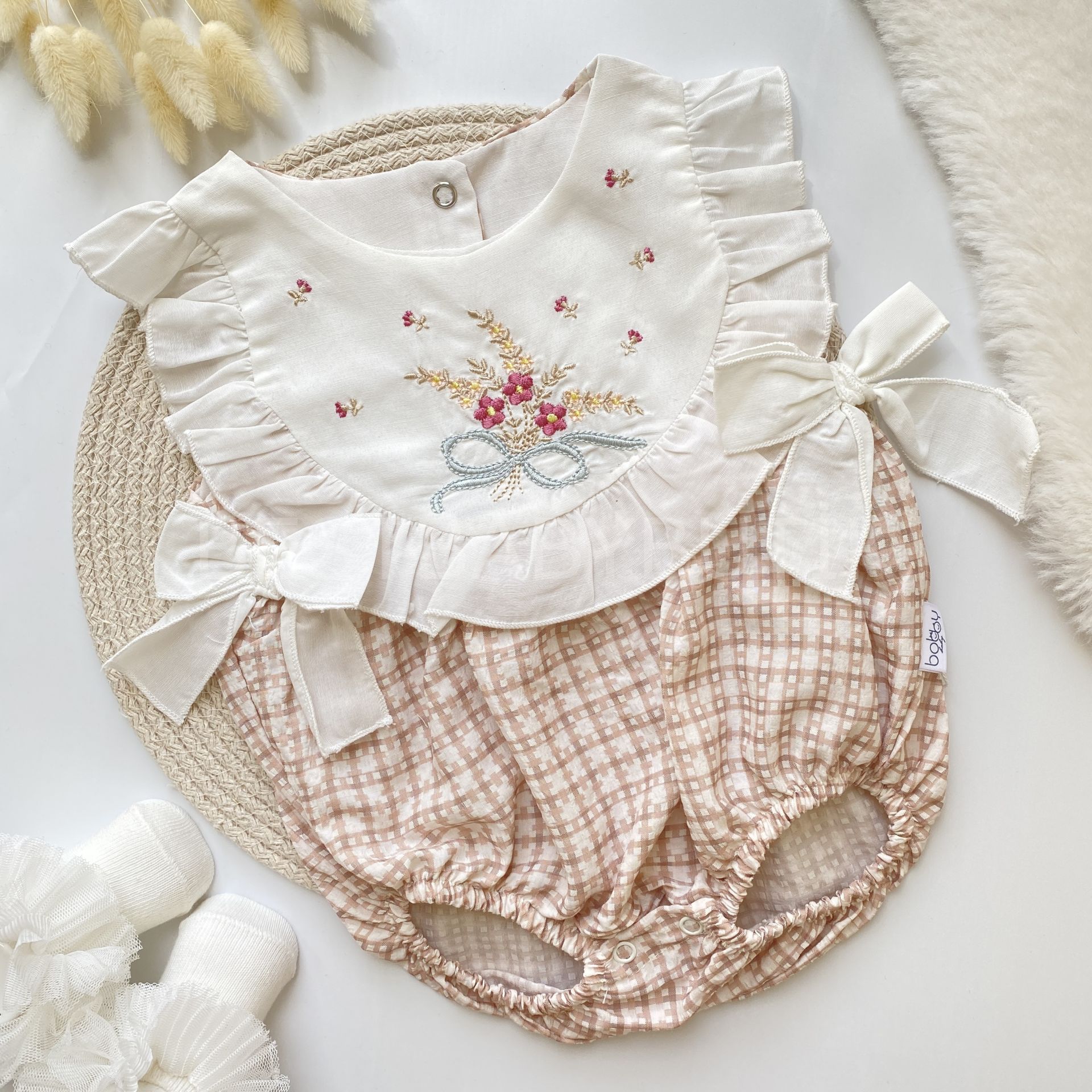 LADY KURDALE DETAYLI ÇİÇEK İŞLEMELİ EKOSE ROMPER