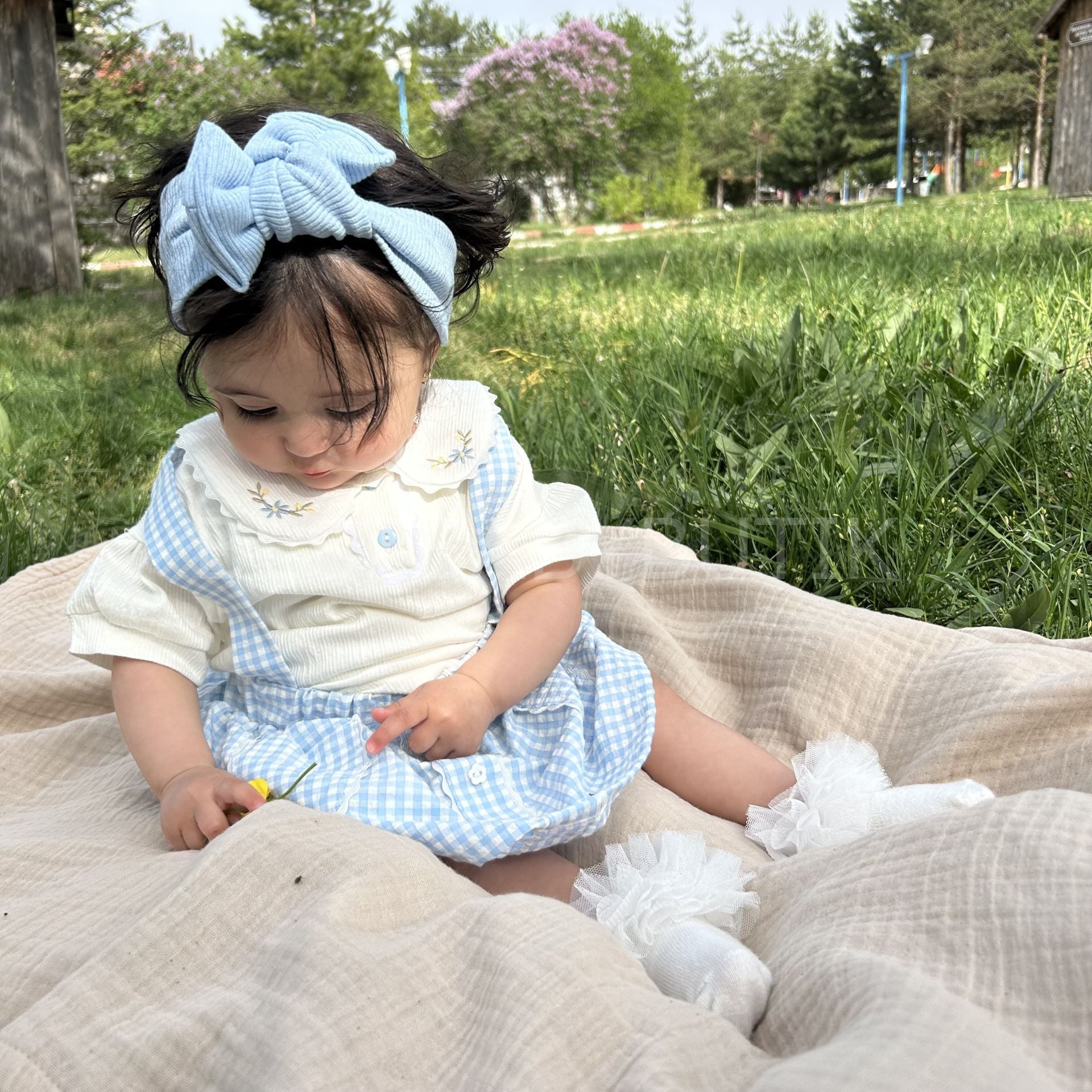 DAİSY EKOSE DESENLİ ÇİÇEK İŞLEMELİ BLUZ DETAYLI ASKILI ELBİSE 9-12 AY