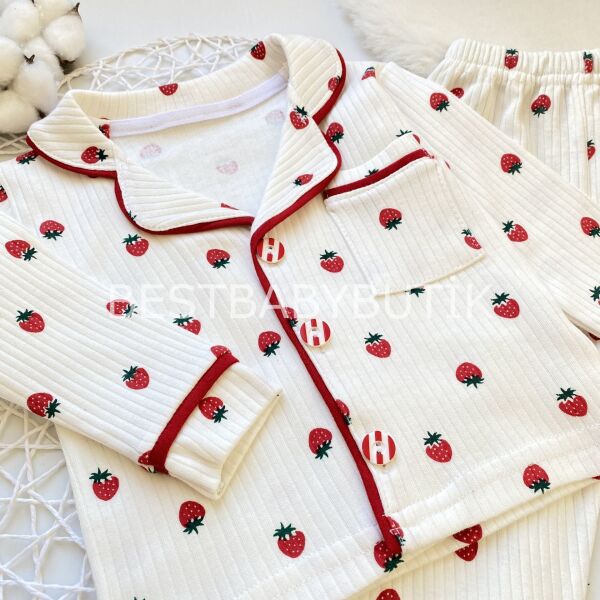 Çilek Detaylı Fitilli Gömlek Yaka Pijama Takımı