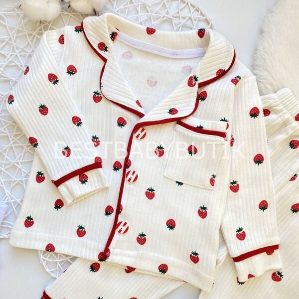 Çilek Detaylı Fitilli Gömlek Yaka Pijama Takımı