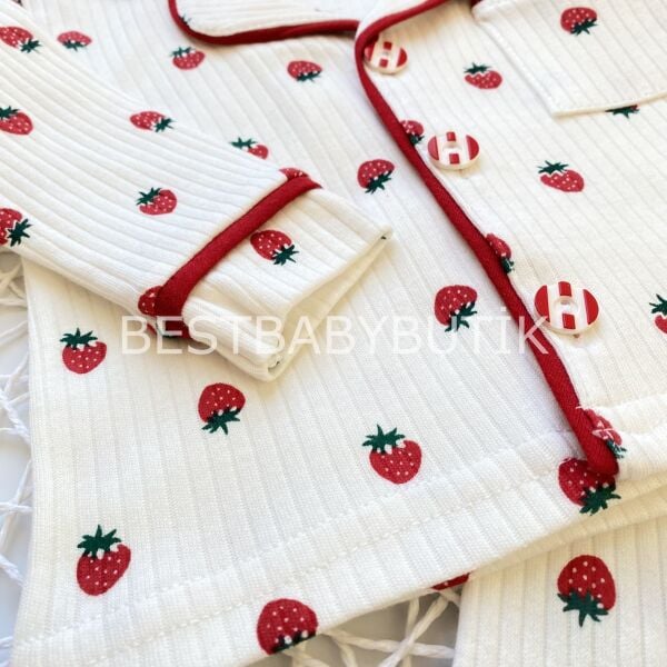 Çilek Detaylı Fitilli Gömlek Yaka Pijama Takımı