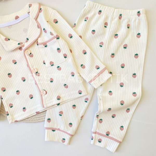 Çilek Detaylı Fitilli Gömlek Yaka Pijama Takımı