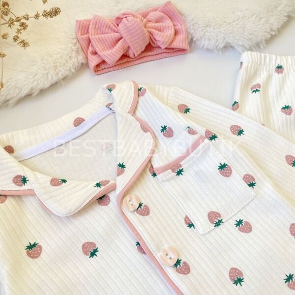 Çilek Detaylı Fitilli Gömlek Yaka Pijama Takımı