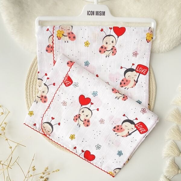 UĞURBÖCEĞİ MÜSLİN ÖRTÜ 90x90 CM