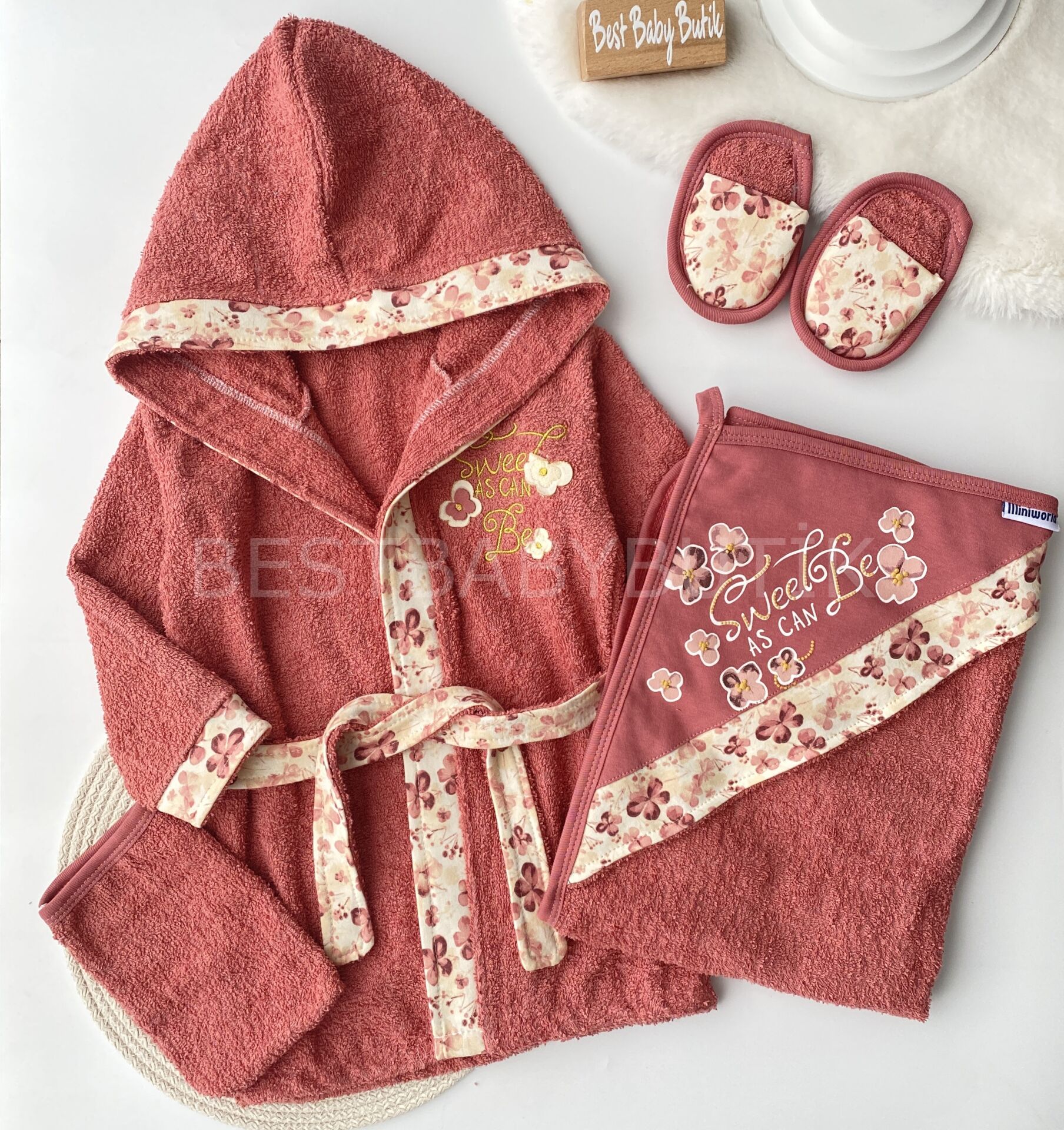 Çiçekli Baskılı 4 Parçalı Bornoz Takımı