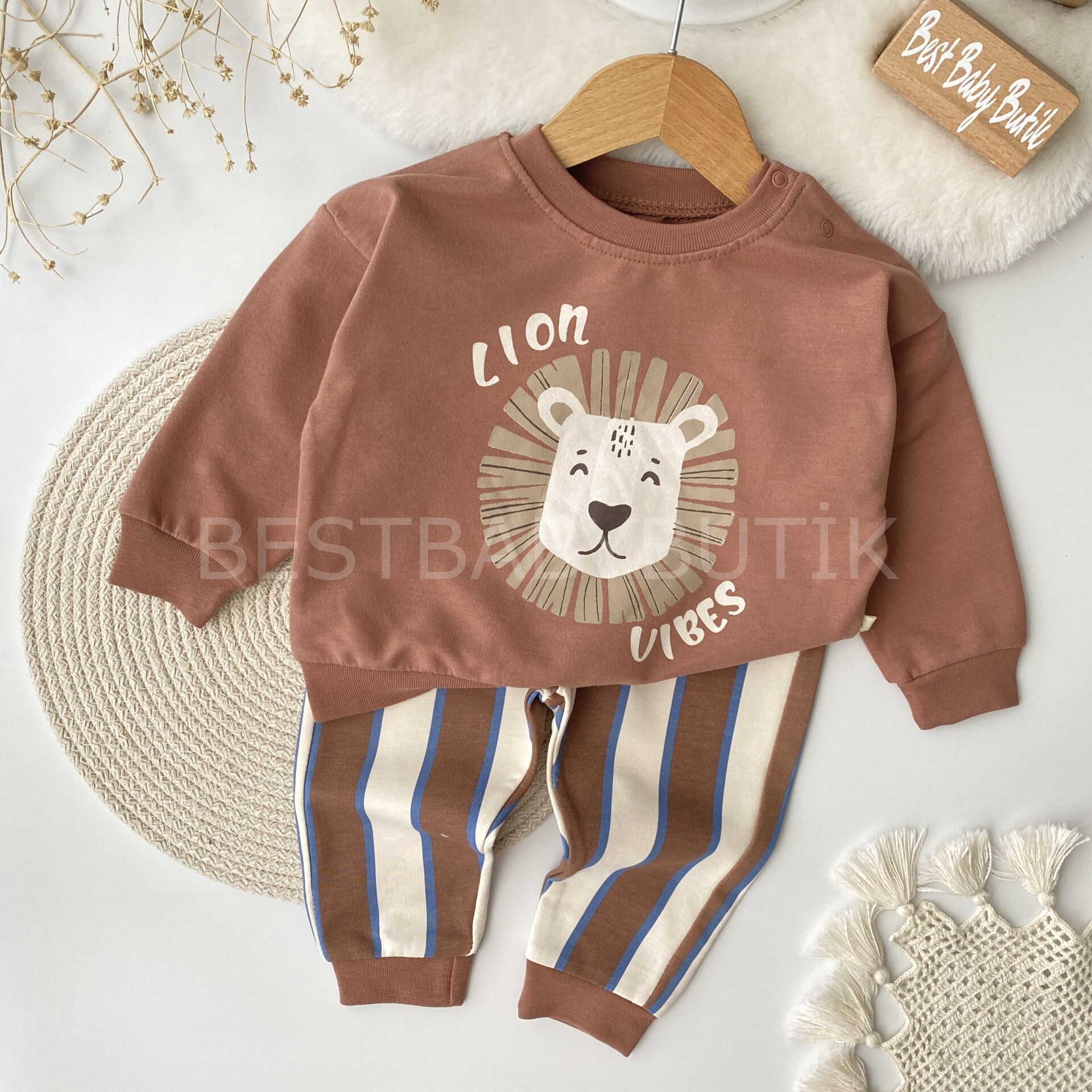 Aslan Baskılı Çizgili Eşofman Takımı