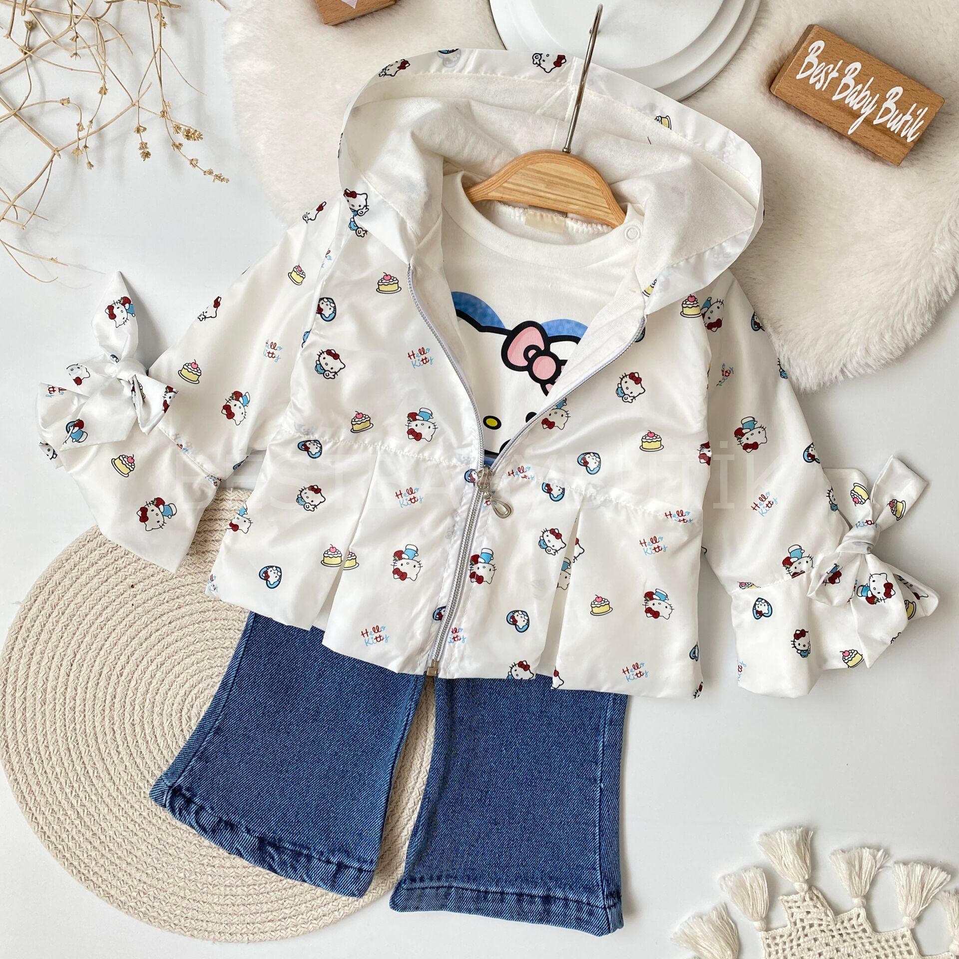 Premium Hello Kitty Yağmurluk ve Kot Pantolonlu 3’Lü Takım 24 AY