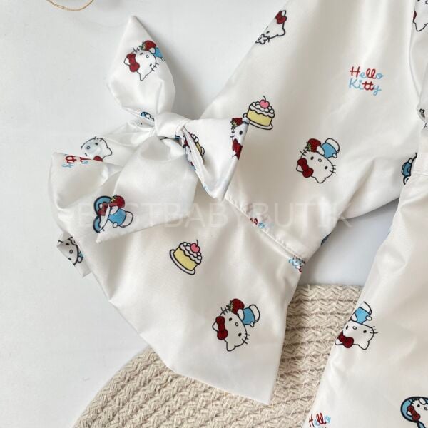 Premium Hello Kitty Yağmurluk ve Kot Pantolonlu 3’Lü Takım 24 AY