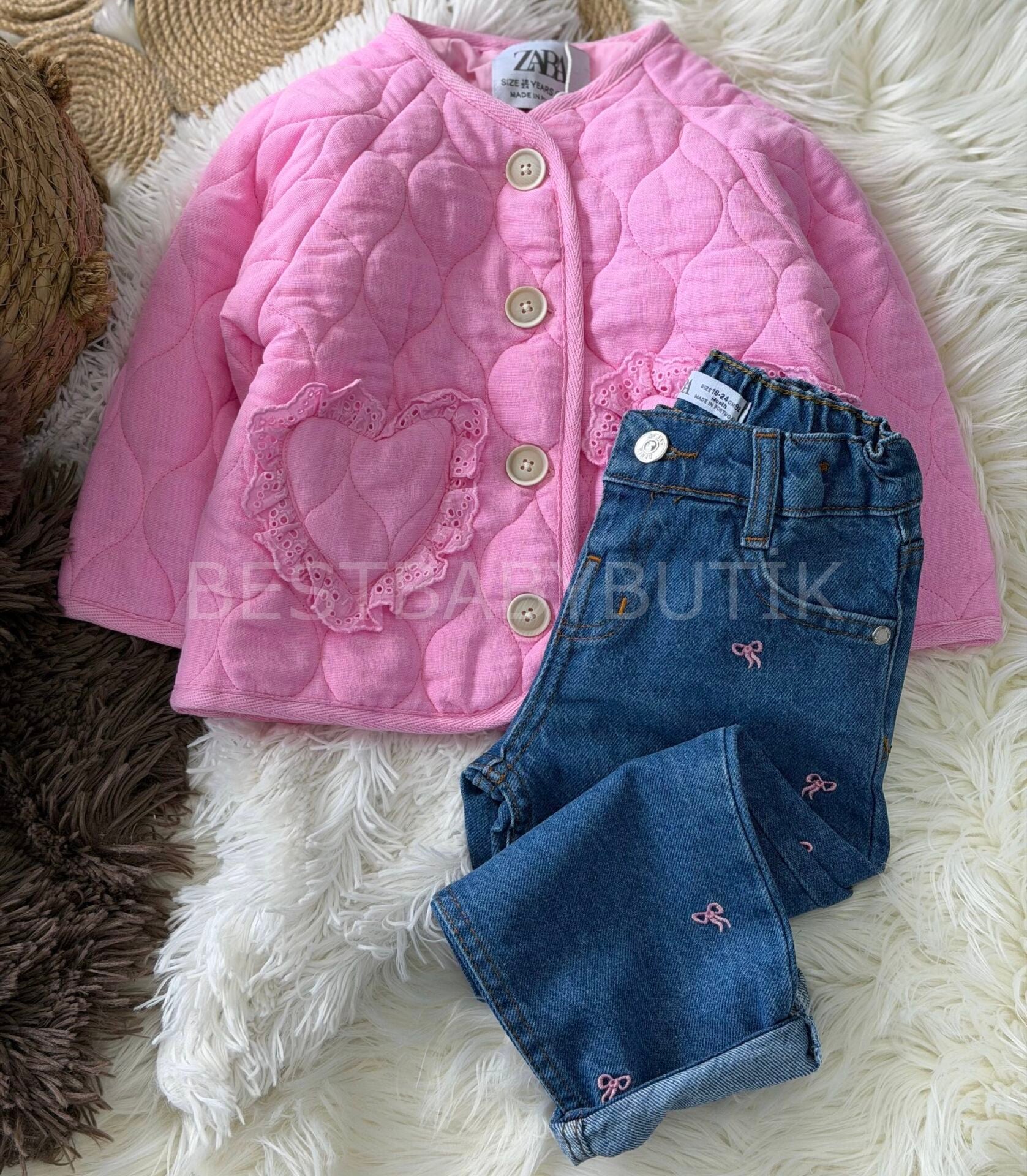 Orj Marka  Kapitone Montlu Ve Fiyonk Nakışlı Kot Pantolonlu Takım 5-6 YAŞ