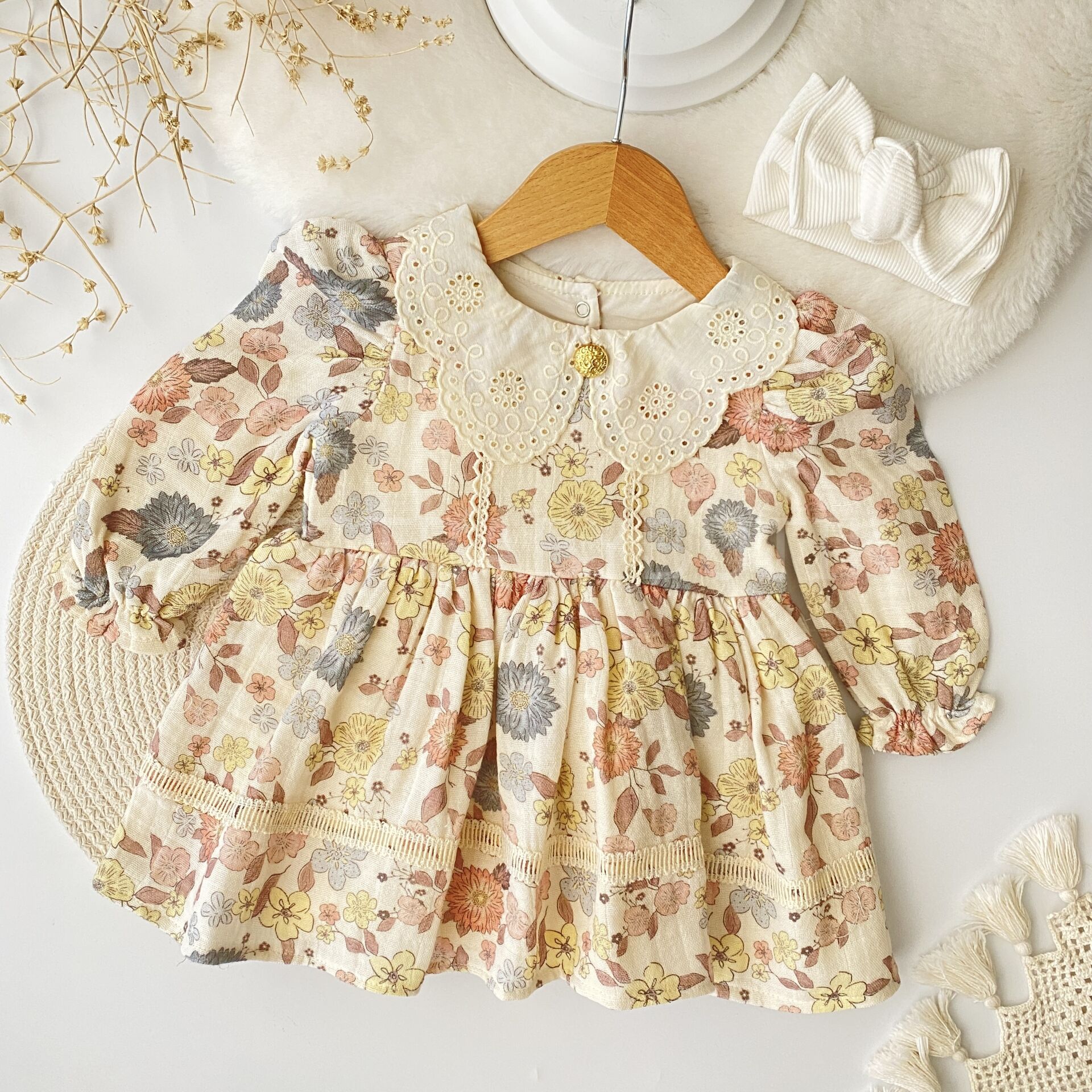 Fisto Yakalı Müslin Katlı Nostajik  Çiçekli Elbise