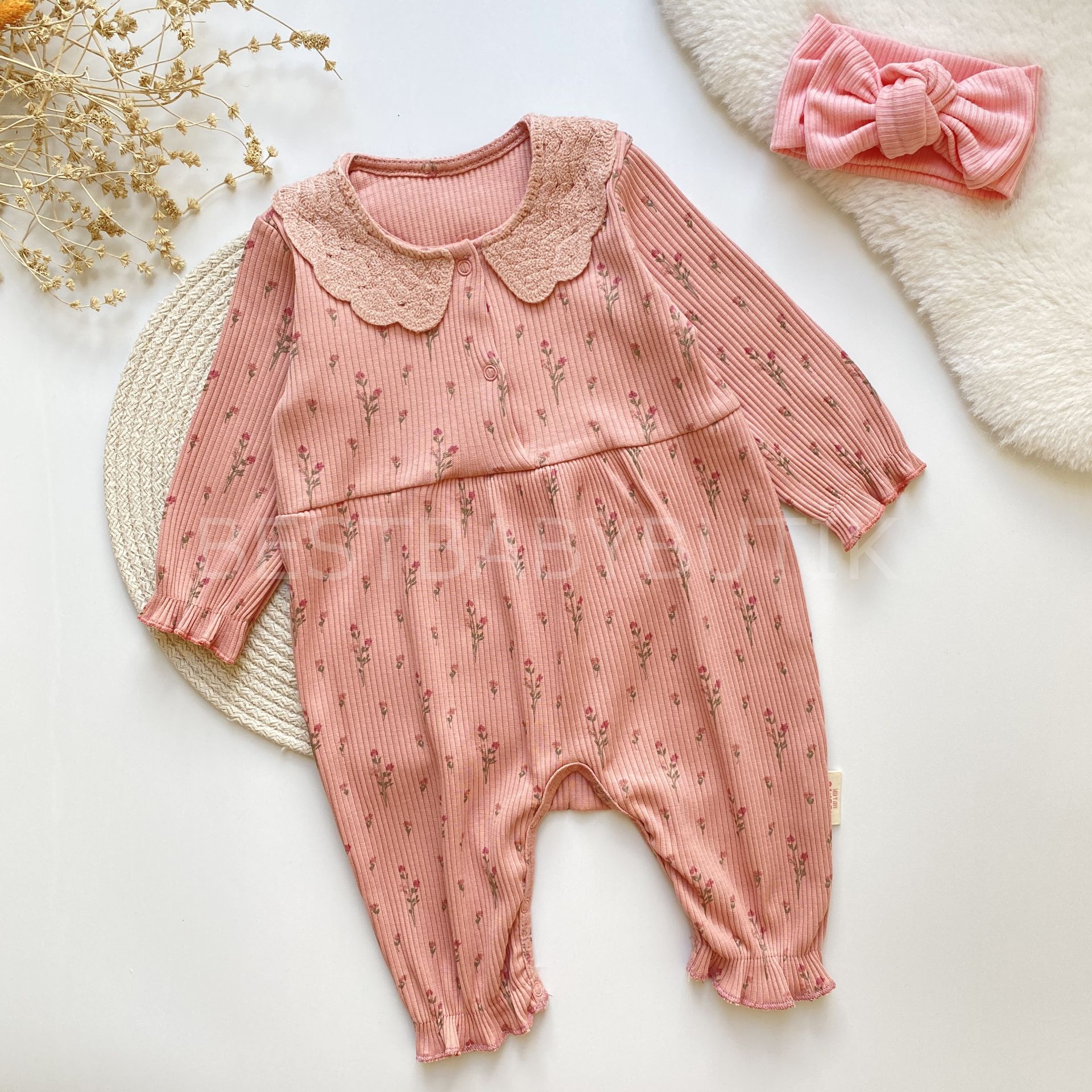 LARA DANTEL BEBE YAKA DETAYLI ÇİÇEKLİ FİTİLLİ TULUM 6-9 AY