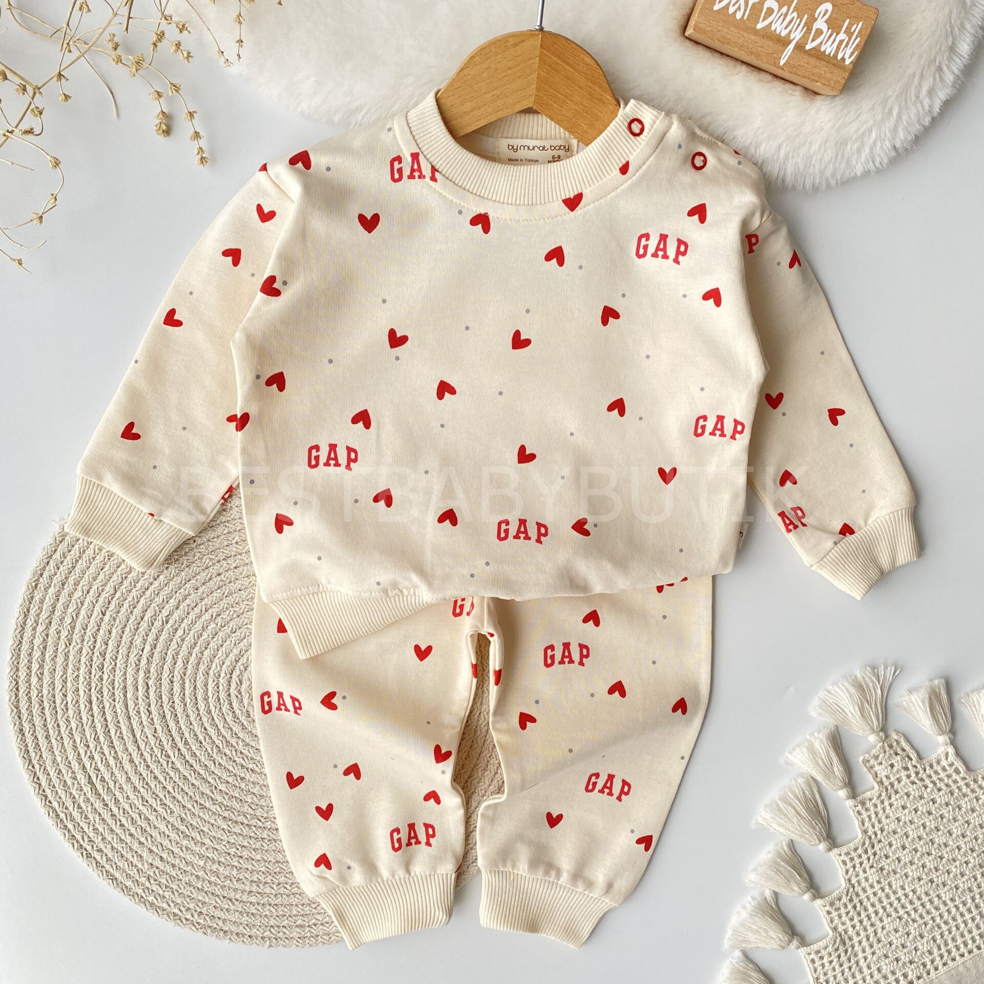 GAP Yazılı Kalpli Mevsimlik Takım