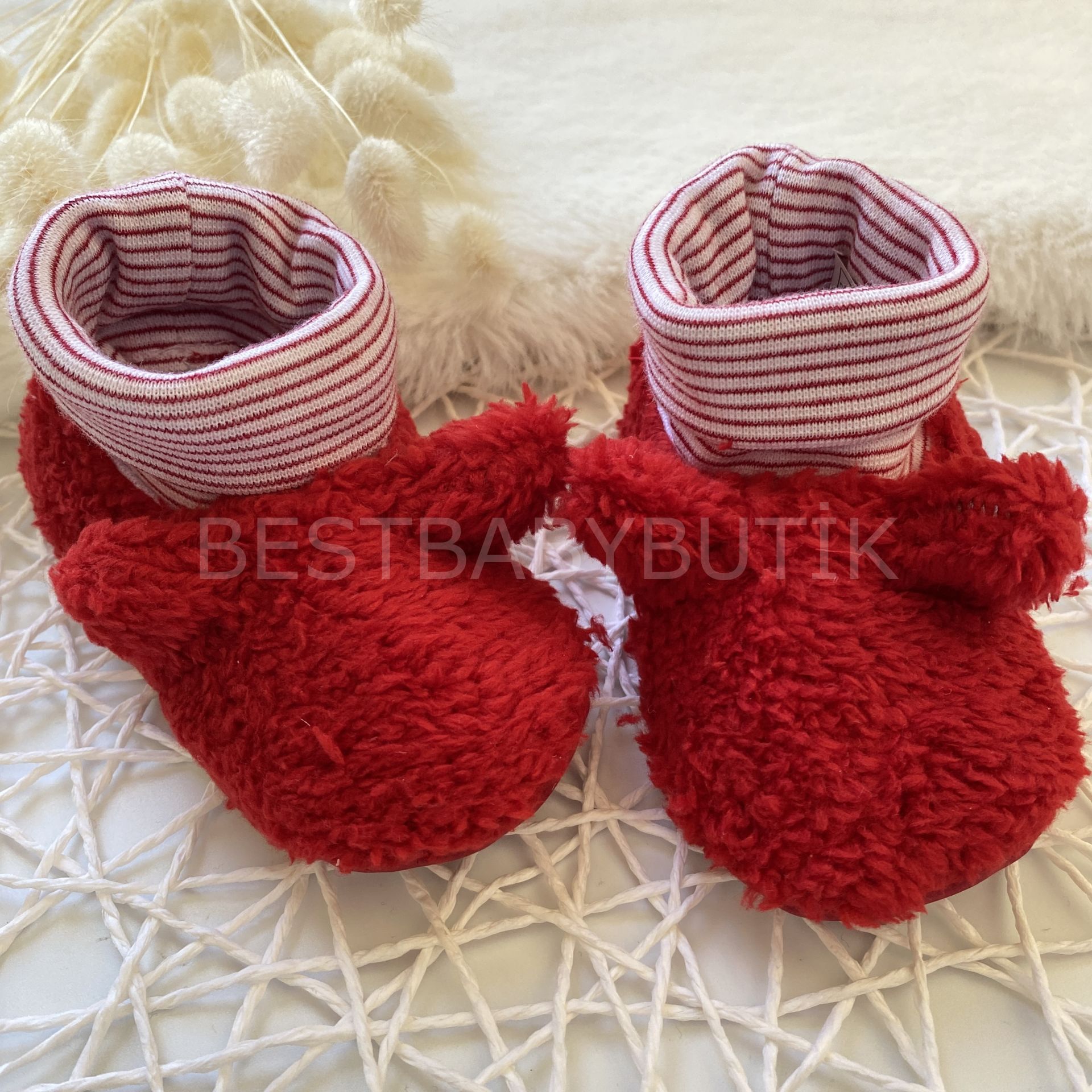 KULAK DETAYLI PELUŞ EV BOTU