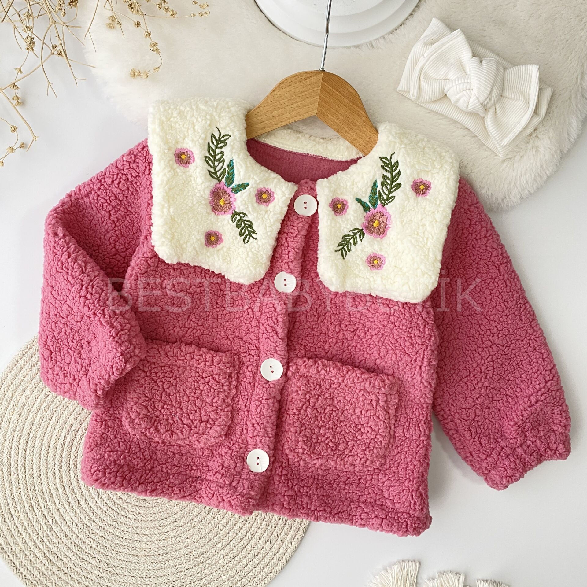 Çiçek Nakışlı Kare Yaka Hırka