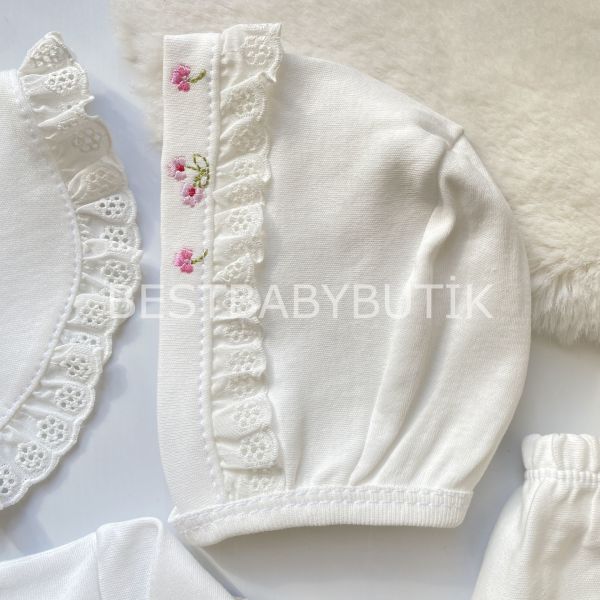 PEMBE ÇİÇEK İŞLEMELİ FİSTOLU ORGANİK 5 PARÇA HASTANE ÇIKIŞI SETİ