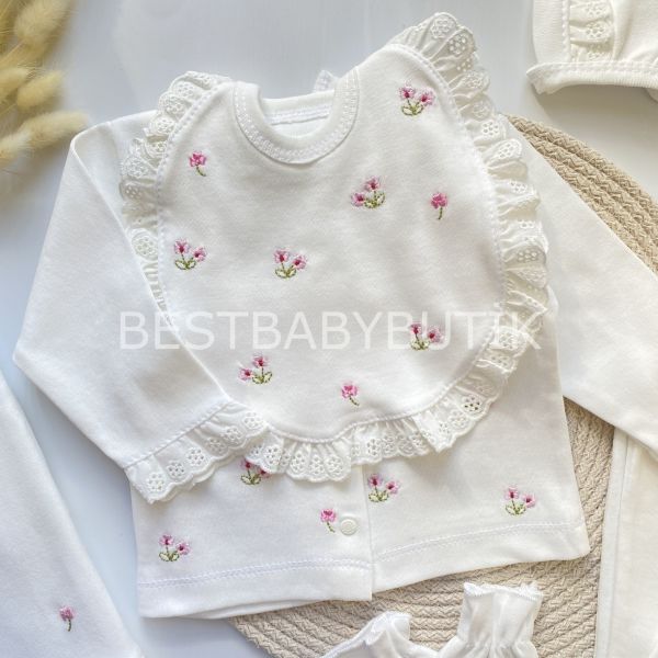 PEMBE ÇİÇEK İŞLEMELİ FİSTOLU ORGANİK 5 PARÇA HASTANE ÇIKIŞI SETİ