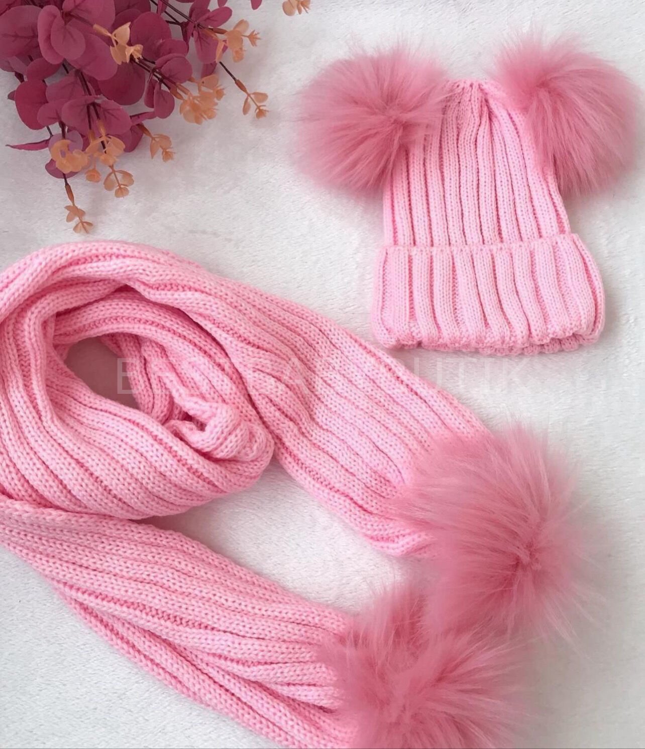 Pembe Ponponlu Beyaz Atkı Ve Bere Takımı