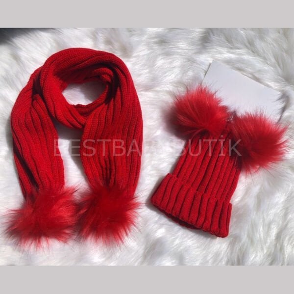 Kırmızı Ponponlu Beyaz Atkı Ve Bere Takımı