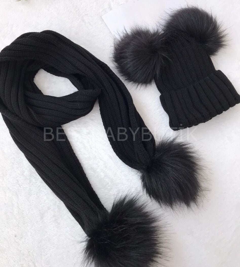 Siyah Ponponlu Beyaz Atkı Ve Bere Takımı