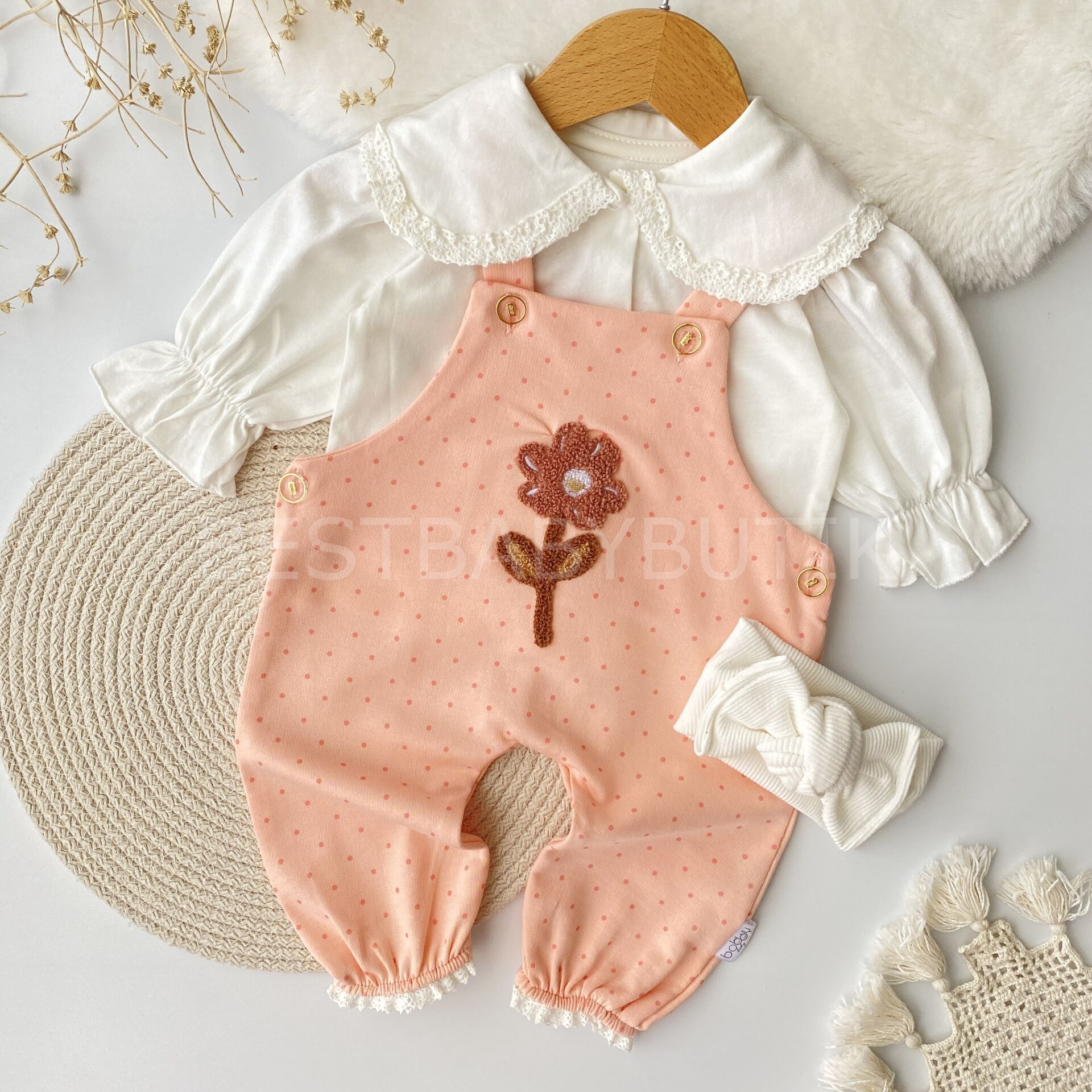 Papatya Nakışlı Benekli Fistolu Büyük Bebe Yaka Badili Tulum