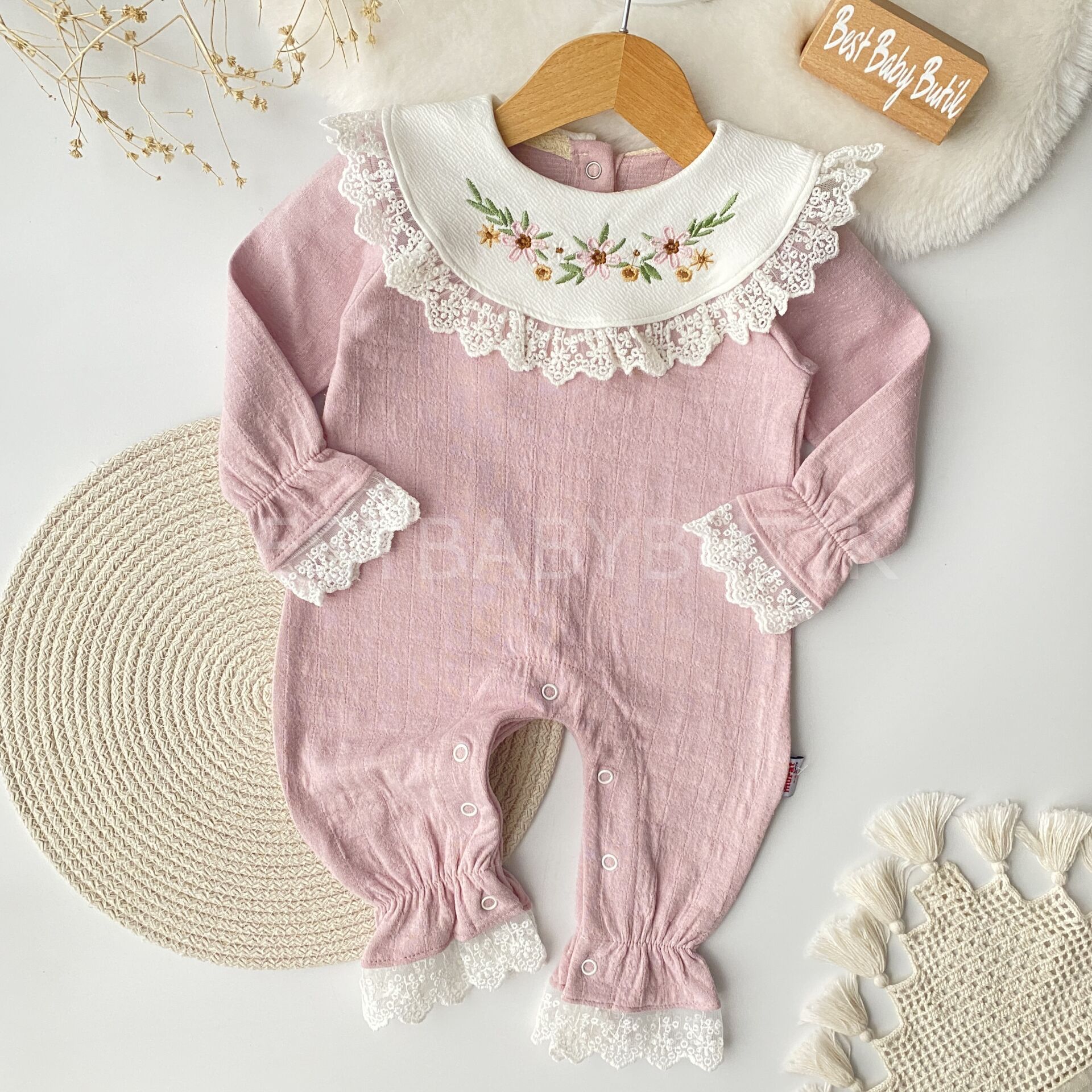 Çiçek Nakışlı Yaka Detaylı Tulum