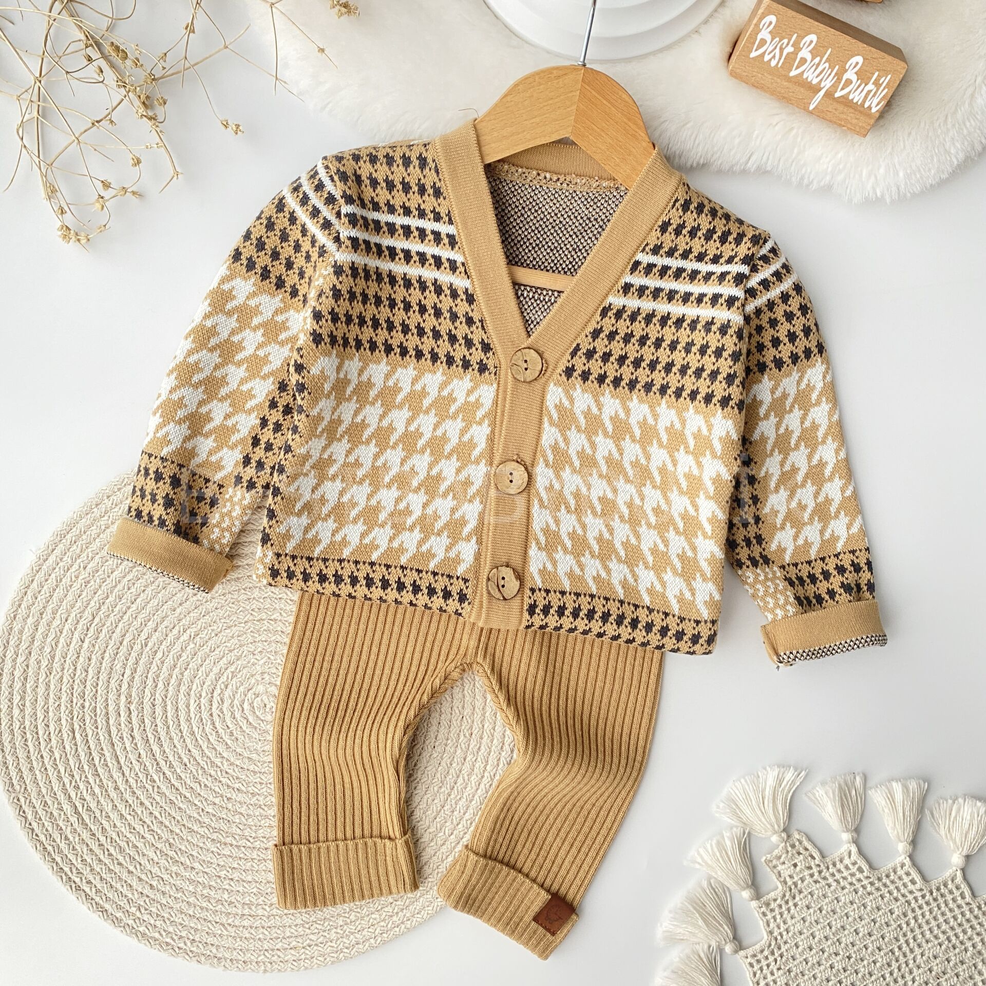 Kazayağı Desenli Triko Hırkalı Takım