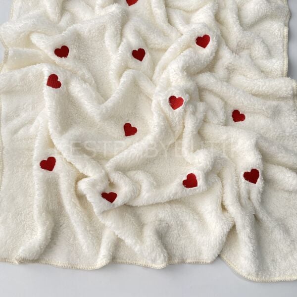 Kalp Nakışlı Peluş Battaniye