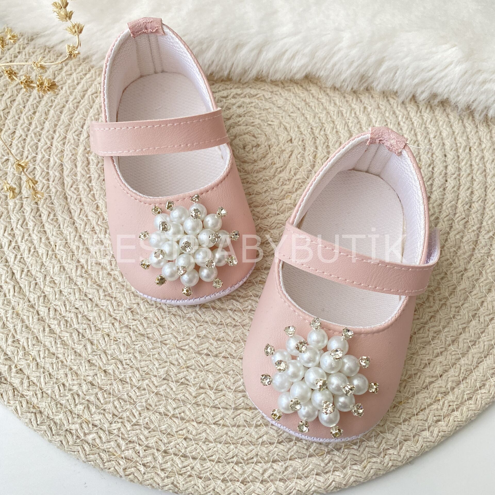 İnci Boncuklu Ayakkabı