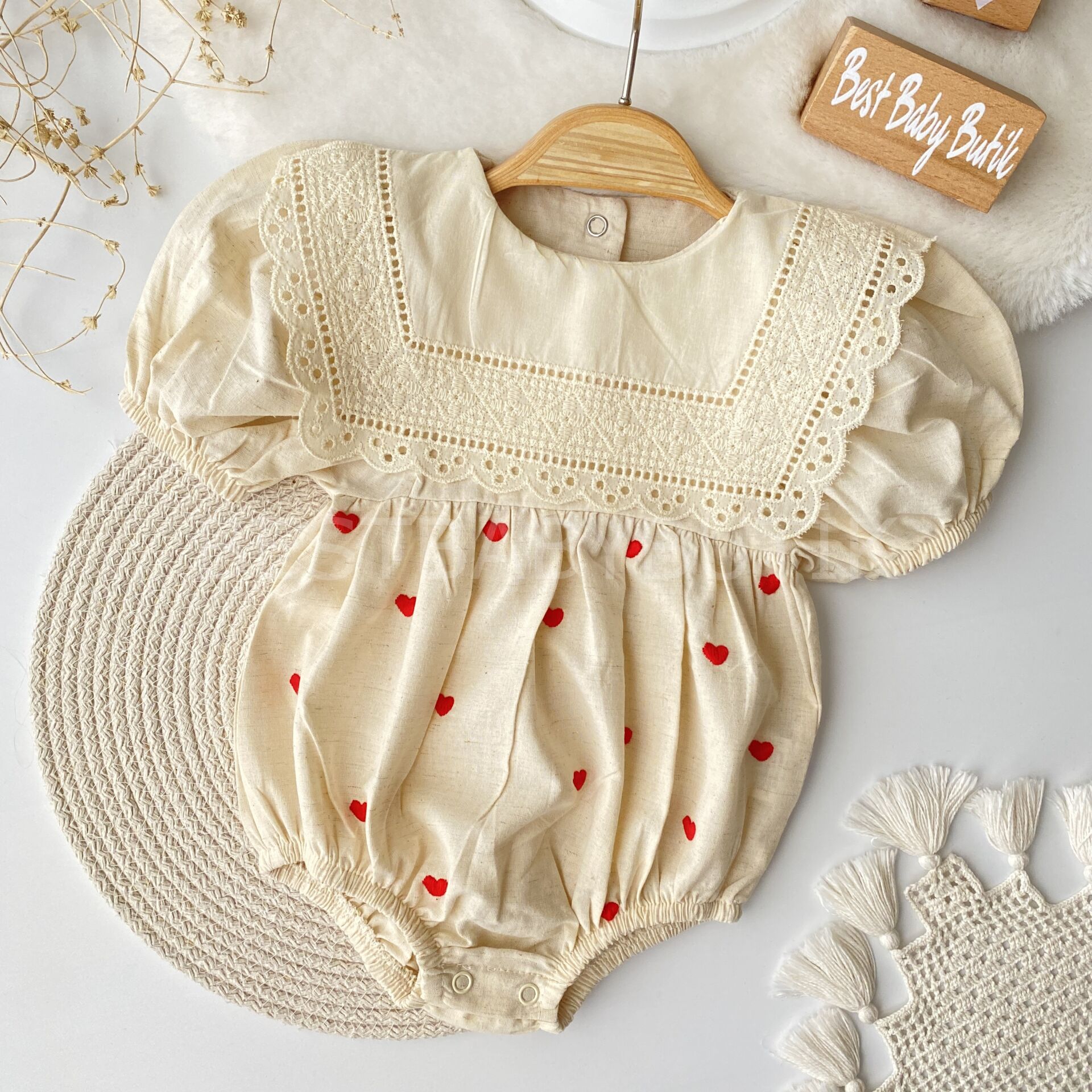 Büyük Yakalı Kalpli Romper