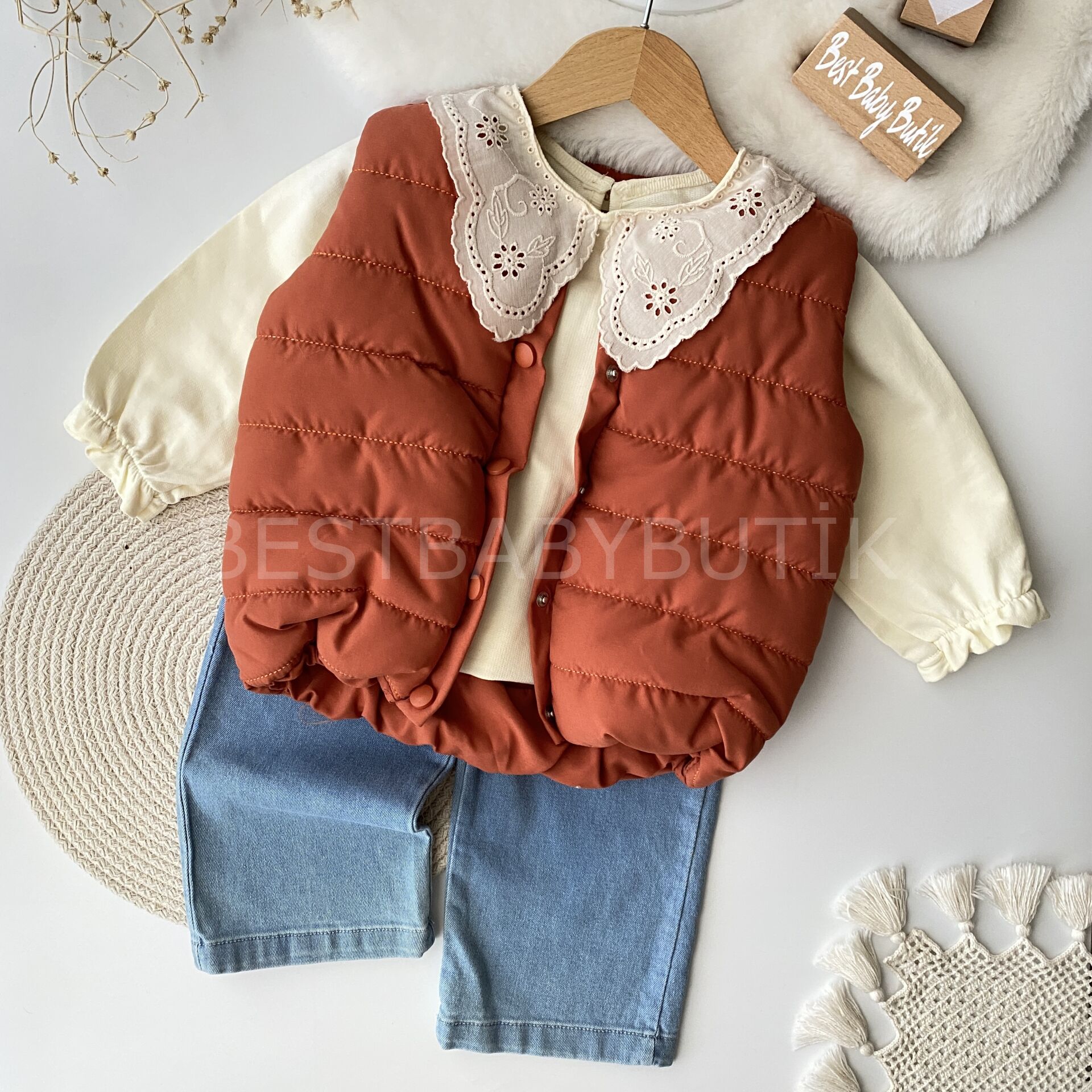 Fisto Yakalı Şişme Yelek Ve Kot Pantolonlu 3’Lü Takım