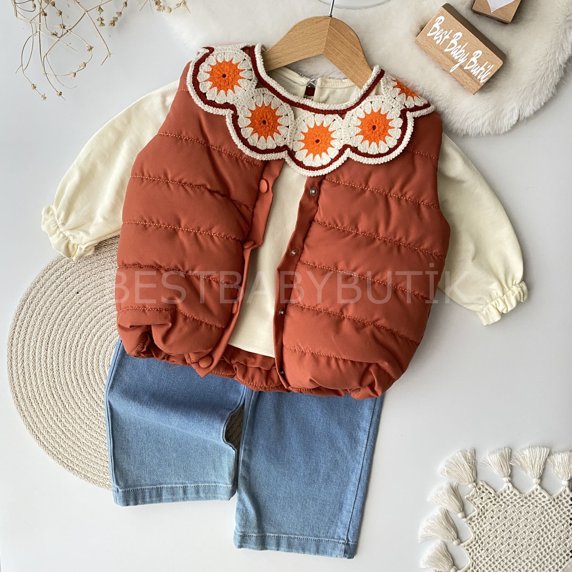 Çiçek Yakalı Şişme Yelek Ve Kot Pantolonlu 3’Lü Takım