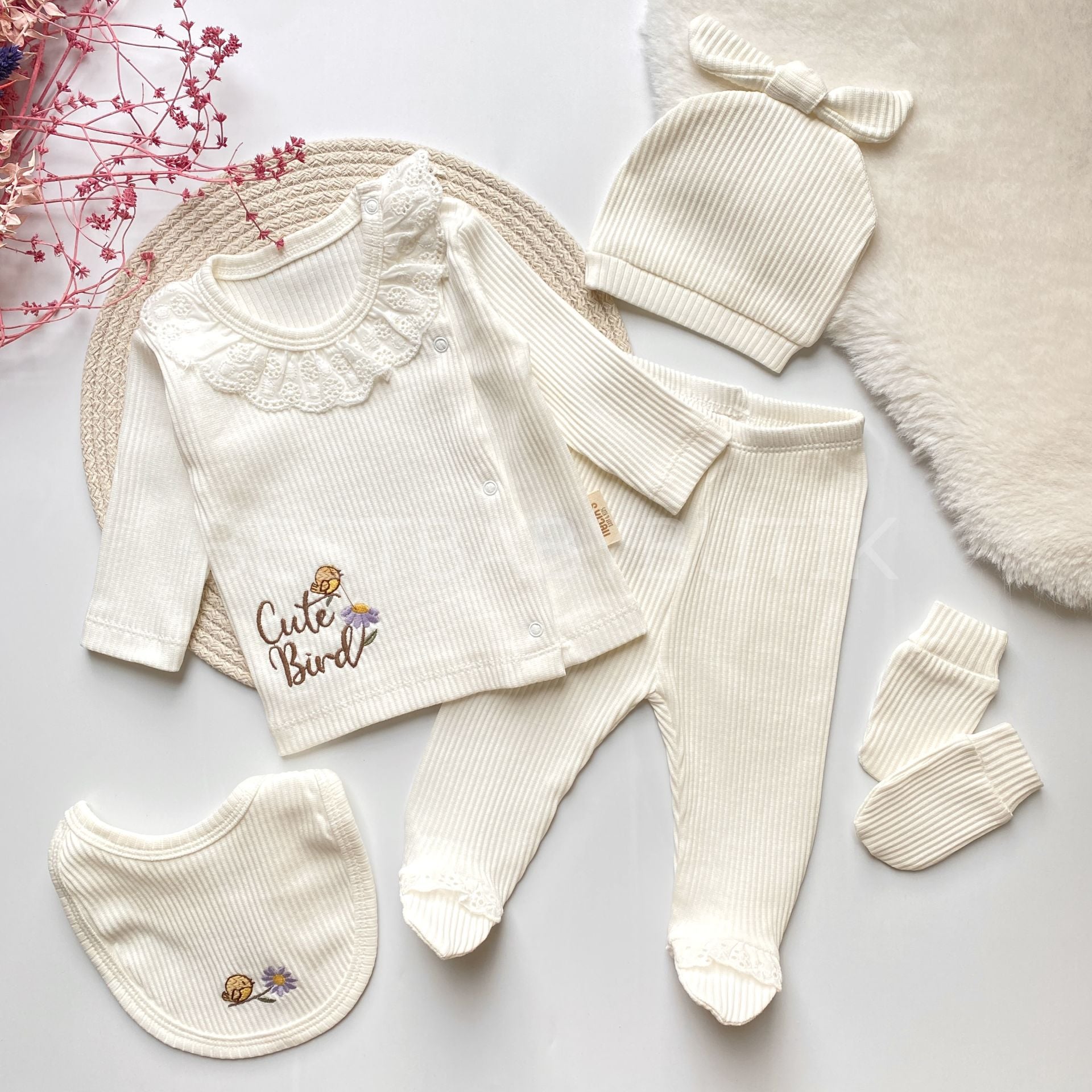 KUŞ İŞLEMELİ  DANTEL DETAYLI KAŞKORSE 5 PARÇA HASTANE ÇIKIŞI SETİ 0-3 AY