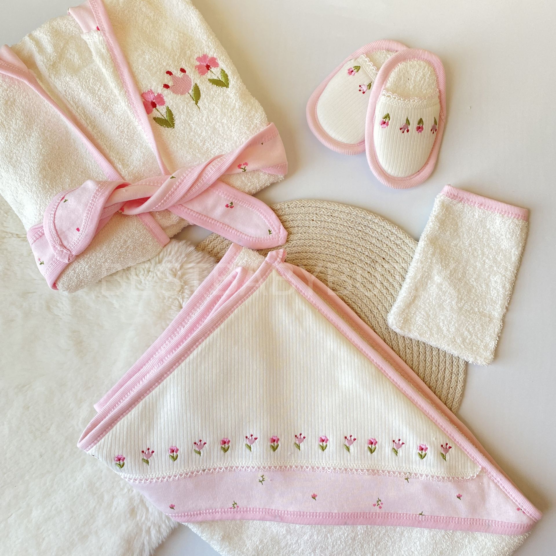 LALE İŞLEME DESENLİ 4 PARÇA BORNOZ SETİ